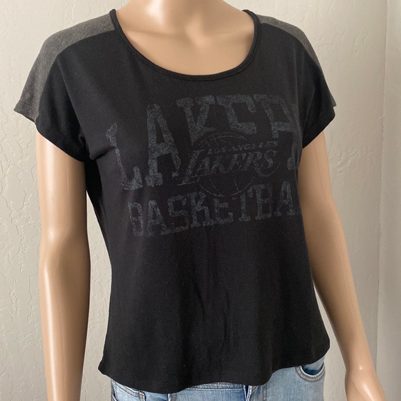 🏀Los Angeles Lakers Ladies Short Sleeve Distressed Logo Scoop Neck T-Shirt EUC - Picture 2 of 10